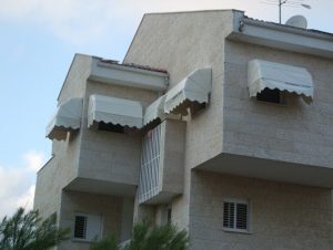 מרקיזה משולבת עם חלונות הבית